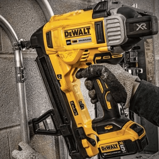 DEWALT DCN890P2-GB 18V XR CORDLESS CONCRETE PIN NAILER KIT SET - Image 4