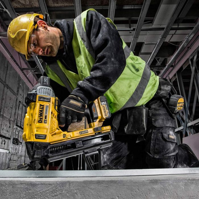 DEWALT DCN890P2-GB 18V XR CORDLESS CONCRETE PIN NAILER KIT SET - Image 5
