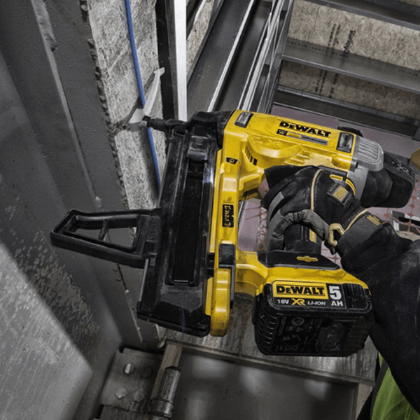 DEWALT DCN890P2-GB 18V XR CORDLESS CONCRETE PIN NAILER KIT SET - Image 7