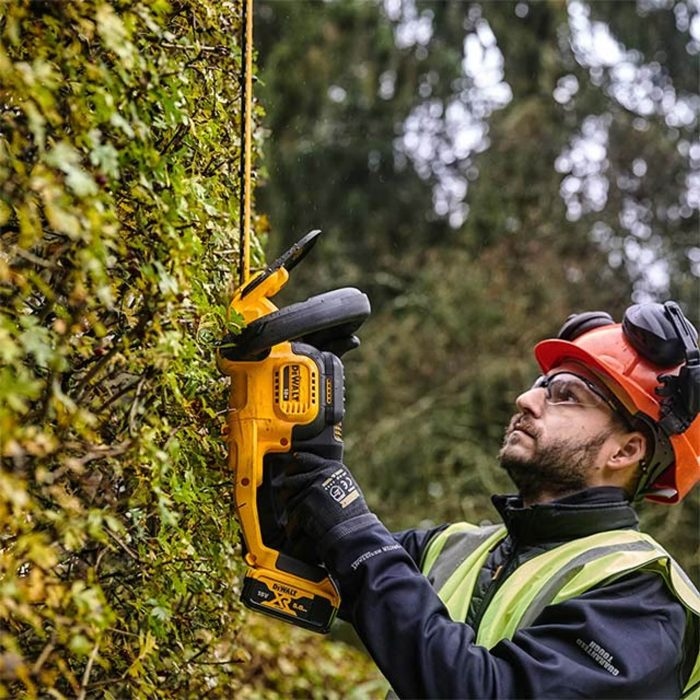 DEWALT 20V DCMHT563N CORDLESS HEDGE TRIMMER - Image 10