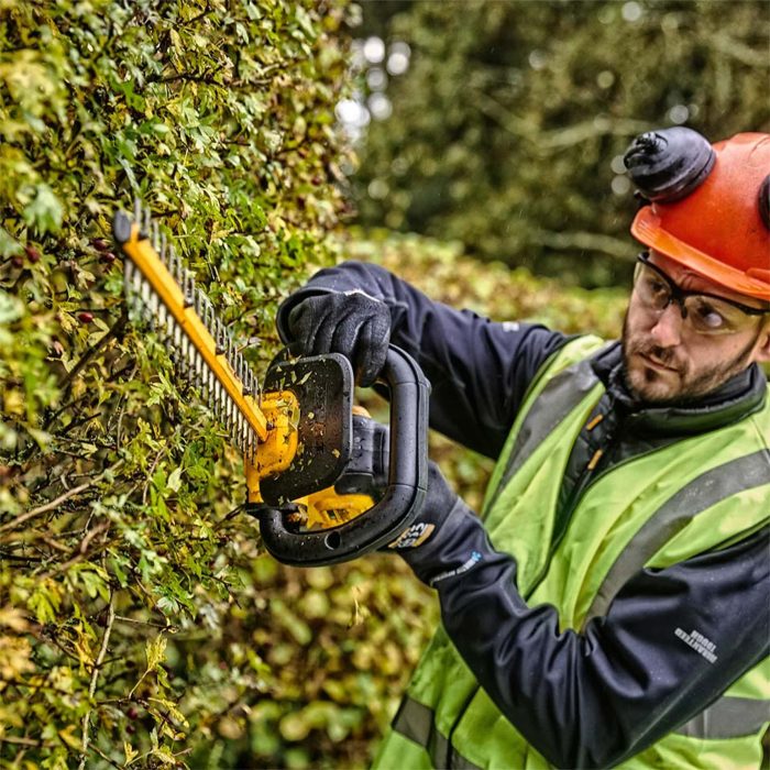 DEWALT 20V DCMHT563N CORDLESS HEDGE TRIMMER - Image 9