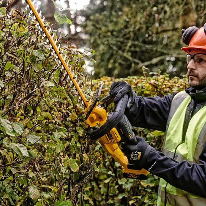 DEWALT 20V DCMHT563N CORDLESS HEDGE TRIMMER - Image 7