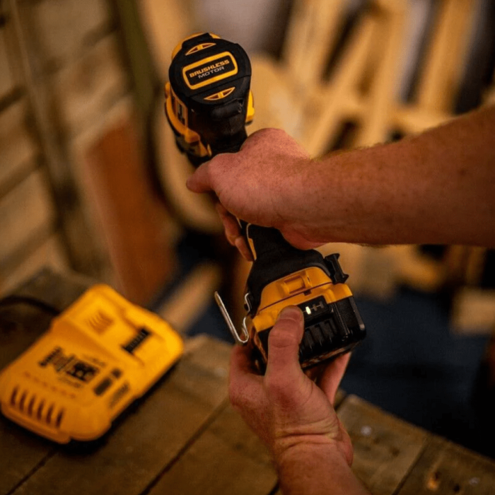 DEWALT DCB182 18V/20V 4.0AH BATTERY - Image 3